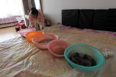 扬州楼上漏水，住户失联，小区没物管，业主维权难！律师来支招……